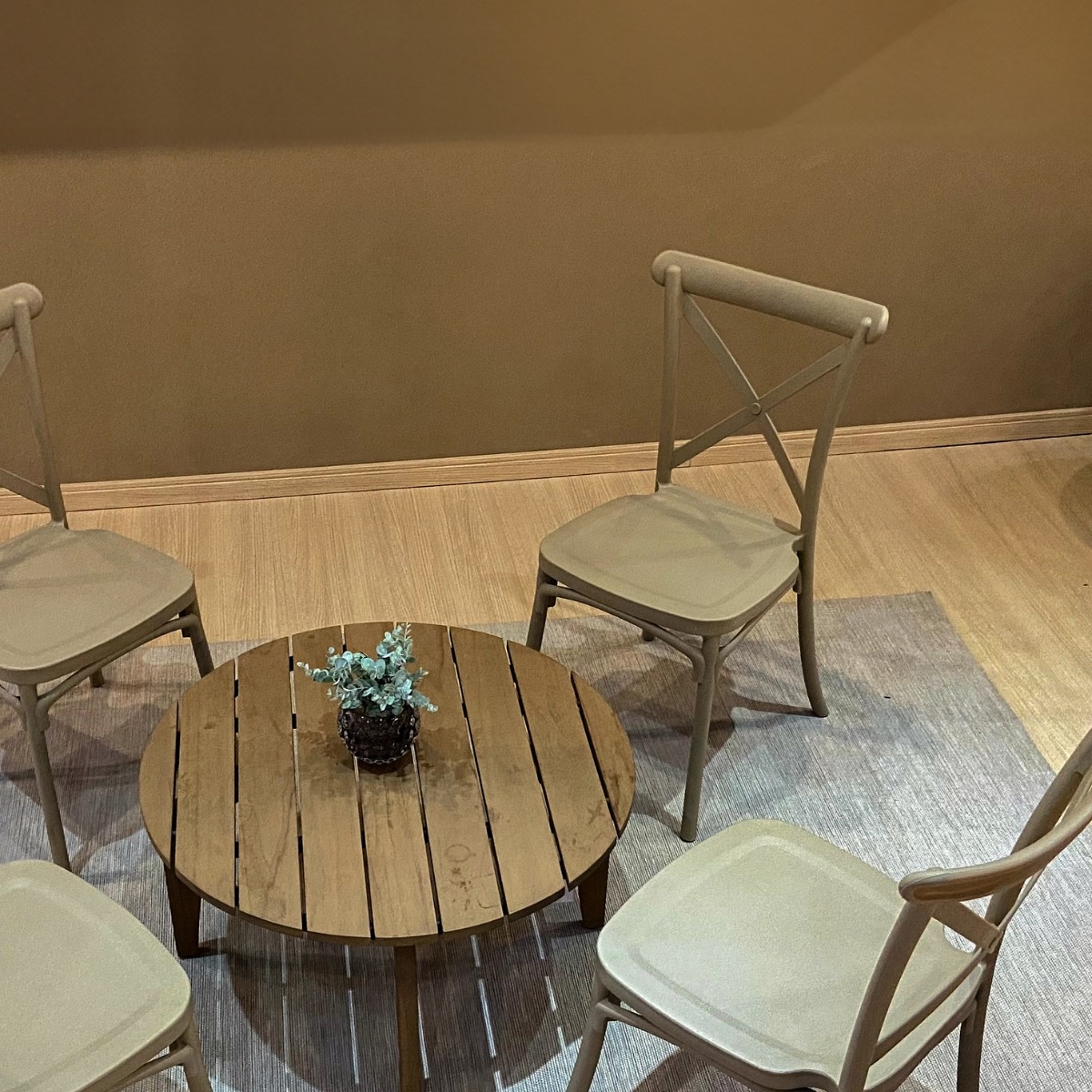Cadeiras ao redor de mesa em ambiente interno