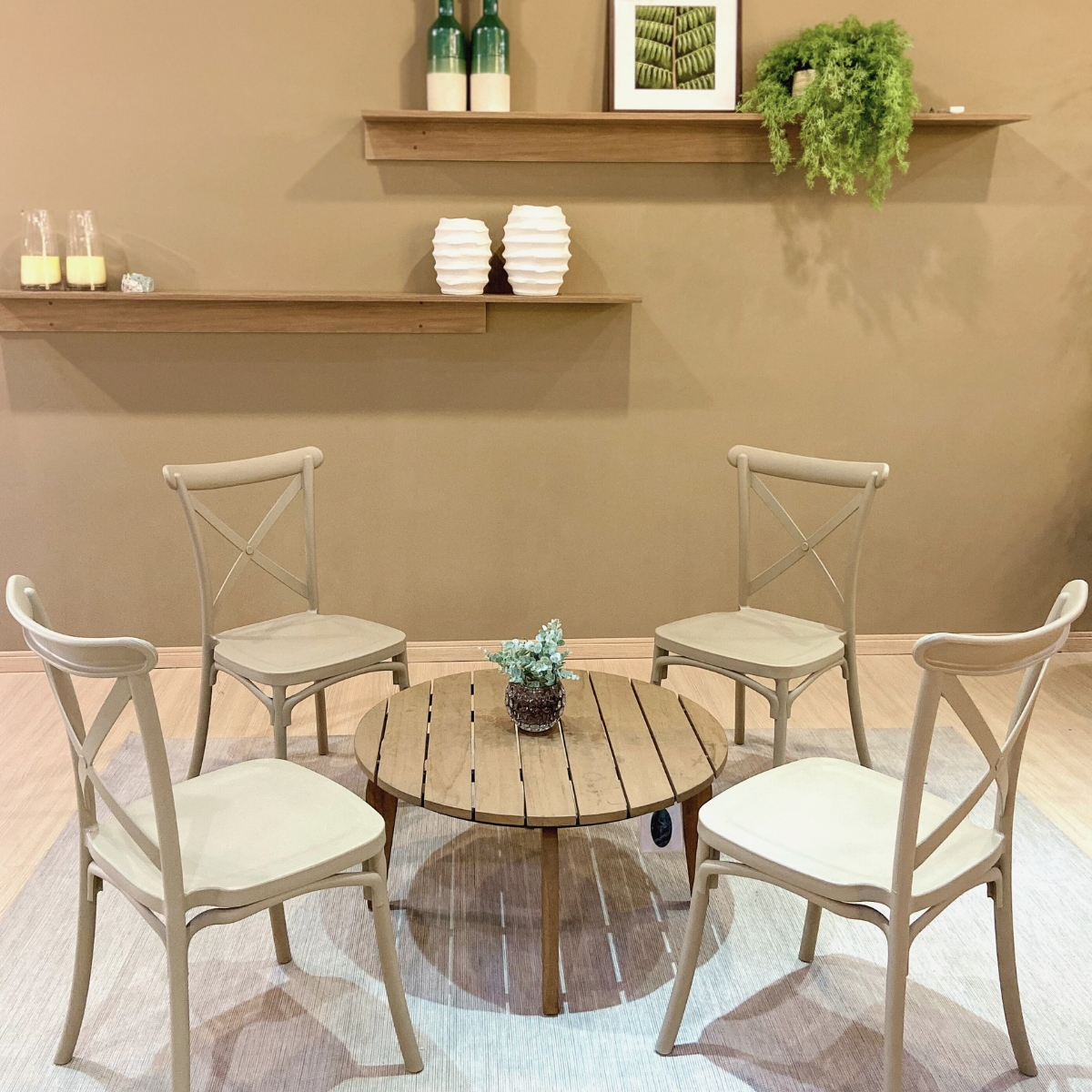 Conjunto de cadeiras em ambiente sofisticado